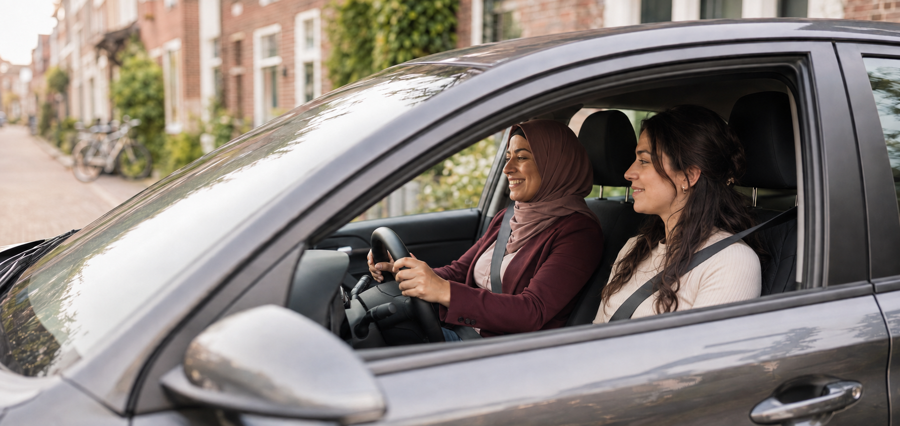 Vrouwelijke leerling en rijinstructrice samen in een lesauto